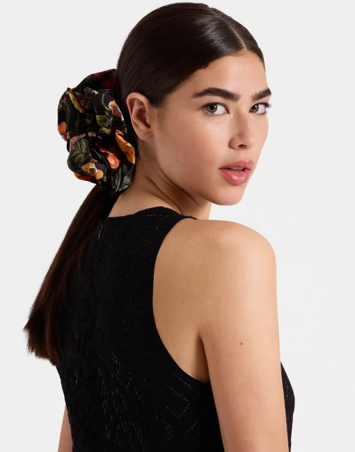 Giga ScrunchieBotticelli Black in Light Faille
